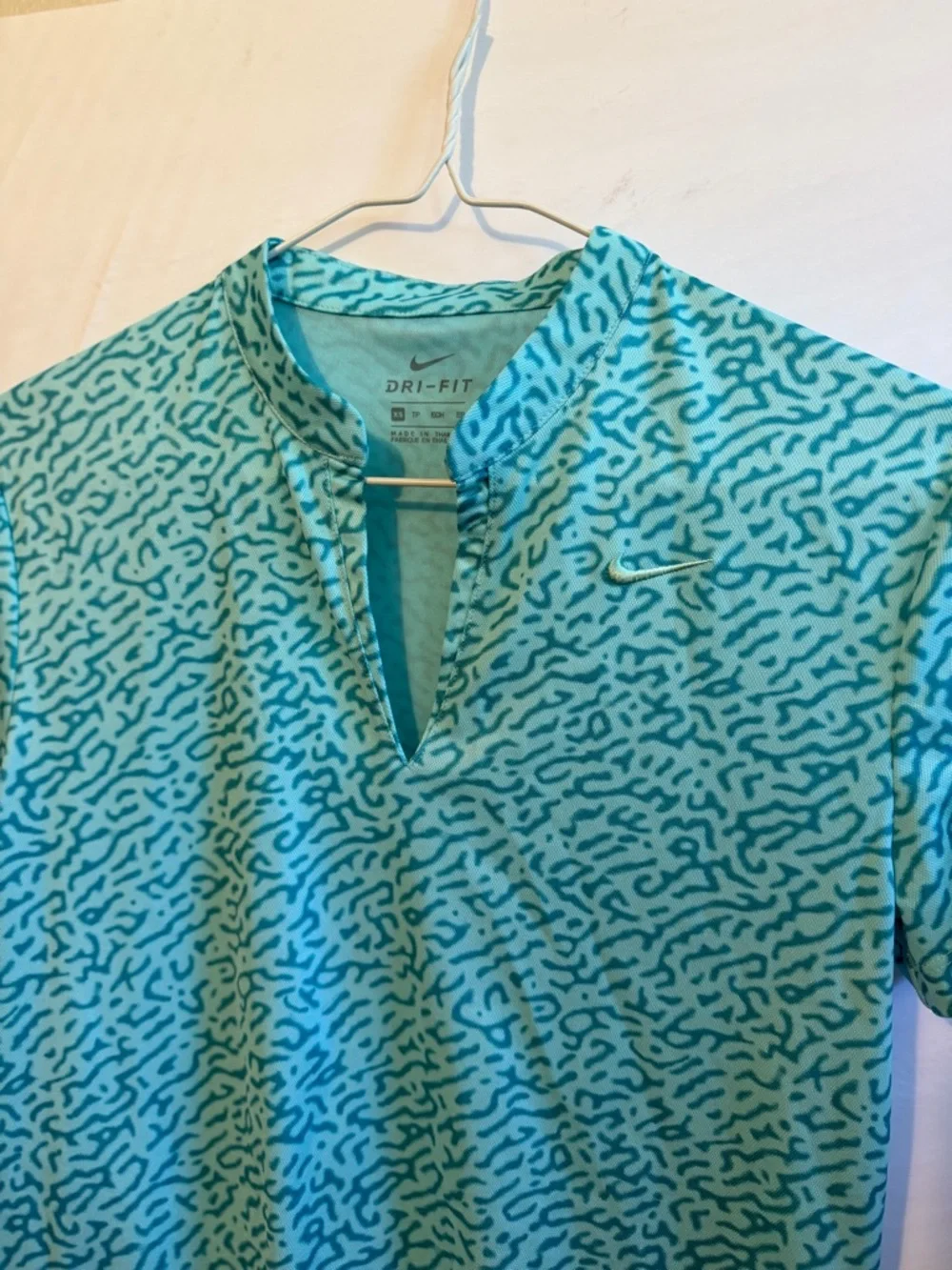 Nike Aqua Teal Patterned Short Sleeve dri fit vneck Athletic Top size xs - Picture 4 of 5